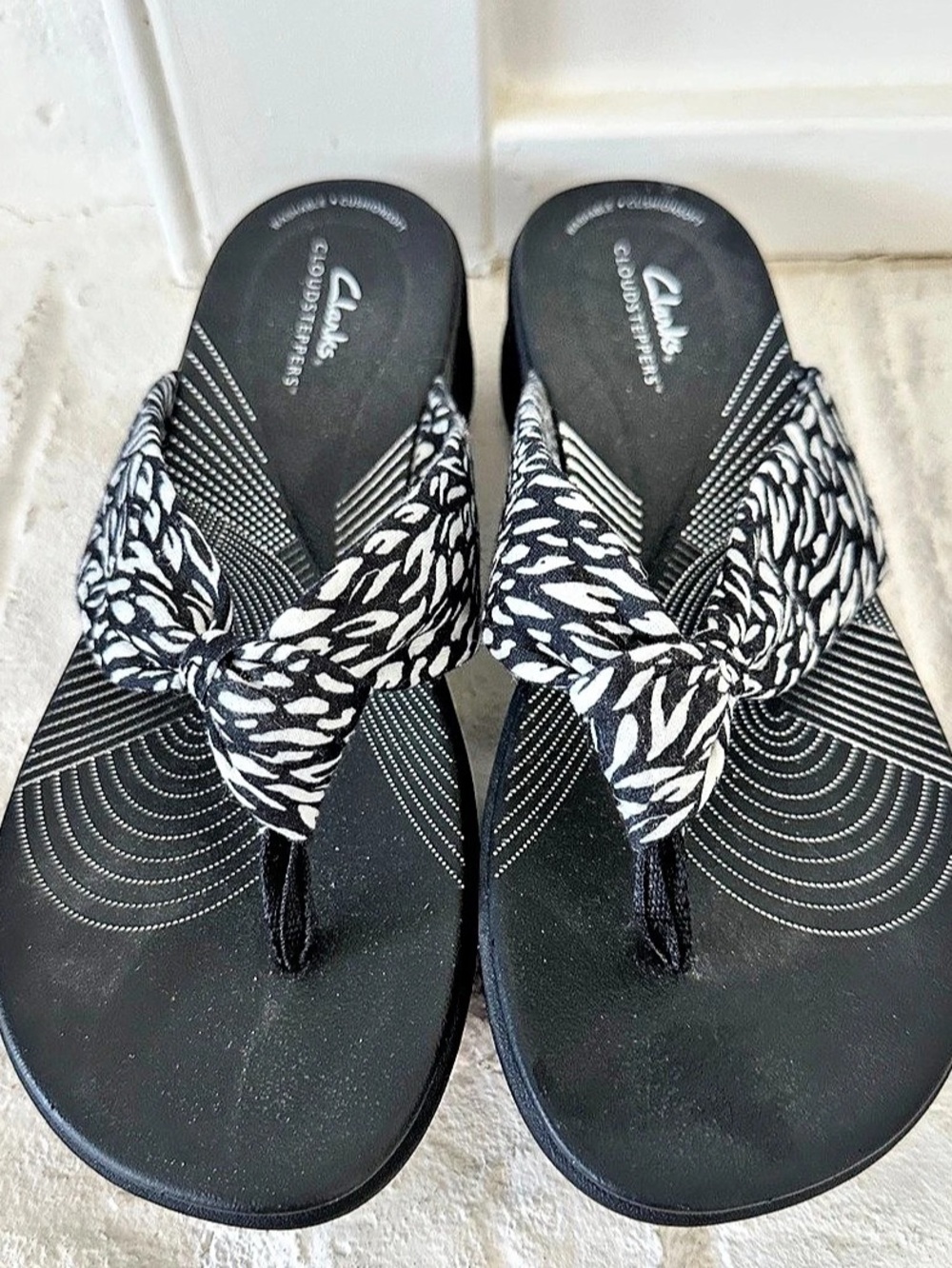 Clarks Cloud Steppers Printed Thong Sandals Black & White US 9